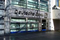 Συναγερμός στη Deutsche Bank - Άντρας κρατάει όμηρο και απειλεί να τινάξει στον αέρα το κτίριο
