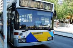 Χρυσαυγίτης χτύπησε μετανάστη σε λεωφορείο και οι επιβάτες τον πέταξαν έξω