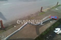 Χαλκίδα: Η σύγκρουση ισοπέδωσε το σήμα κυκλοφορίας και έστειλε ένα άτομο στο νοσοκομείο!