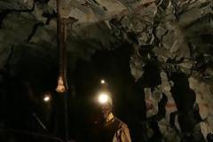 Μεταλλωρύχοι πραγματοποιούν καθιστική διαμαρτυρία μέσα στις στοές