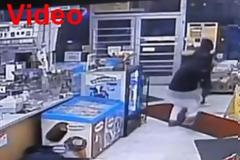 Υπάλληλος επιτίθεται σε οπλισμένο ληστή [video]