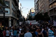 Σε εξέλιξη η αντιφασιστική πορεία στο αστυνομοκρατούμενο κέντρο του Βόλου