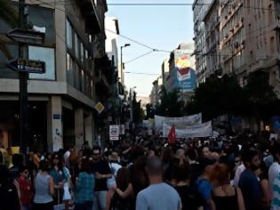 Φωτογραφία για Σε εξέλιξη η αντιφασιστική πορεία στο αστυνομοκρατούμενο κέντρο του Βόλου