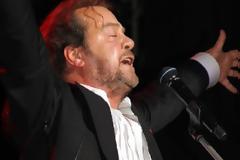 Γιάννης Πάριος: «τι να σου κάνουν οι κοιλιακοί αν είσαι φάλτσος;»