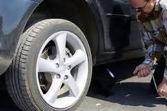 Του έκλεψαν 11.500 ευρώ την ώρα που άλλαζε λάστιχο!