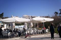 ΜΕ ΛΙΑΚΑΔΑ ΚΑΙ ΑΝΟΔΟ ΤΗΣ ΘΕΡΜΟΚΡΑΣΙΑΣ ΤΑ ΦΕΤΙΝΑ ΧΡΙΣΤΟΥΓΕΝΝΑ