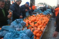 Ουρές κόσμου στην Αριστοτέλους για λίγα μήλα και πορτοκάλια [video]