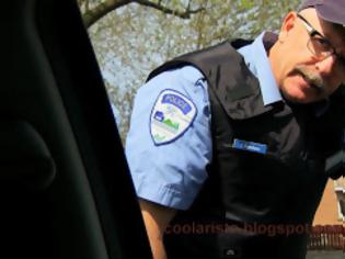 Φωτογραφία για Αστυνομικός πυροβολεί το χέρι του! [video]