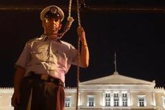 Στις 95 καλύτερες φωτογραφίες της χρονιάς, ο συνδικαλιστής αστυνομικός μπροστά στη Βουλή