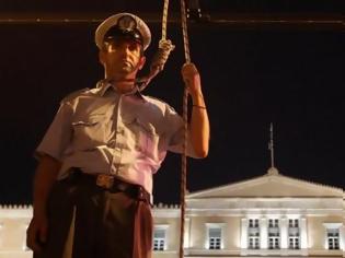 Φωτογραφία για Στις 95 καλύτερες φωτογραφίες της χρονιάς, ο συνδικαλιστής αστυνομικός μπροστά στη Βουλή