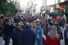 Πάτρα: Πλημμύρισαν από κόσμο σήμερα η Ρήγα Φεραίου και η Αγίου Νικολάου- Λαοθάλασσα στα καφέ, ουρές στα ΑΤΜ - Δείτε φωτο