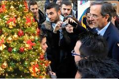 Βγήκε για να χαζέψει Χριστουγεννιάτικες βιτρίνες ο πρωθυπουργός!