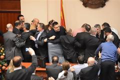 Το ξύλο βγήκε από το... κοινοβούλιο στην πΓΔΜ