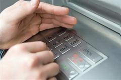 Απίστευτο! Επέστρεψε χρήματα που βρήκε σε ΑΤΜ