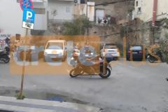 Έβγαλαν το προστατευτικό κολονάκι και πάρκαραν στο πάρκινγκ για τα δίκυκλα!