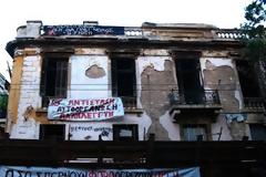 Ελεύθεροι οι οκτώ συλληφθέντες στη Villa Amalias