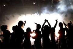 Πολλοί διασκεδάζουν στις εορτές μ' ένα σουβλάκι κι ένα ποτήρι κρασί!