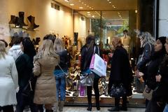 ΑΠΟ ΤΗΝ ΠΕΜΠΤΗ ΕΠΑΝΕΡΧΕΤΑΙ ΤΟ ΕΟΡΤΑΣΤΙΚΟ ΩΡΑΡΙΟ ΣΤΑ ΕΜΠΟΡΙΚΑ ΚΑΤΑΣΤΗΜΑΤΑ