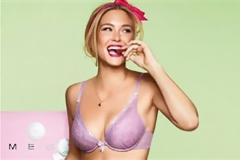 Η Bar Rafaeli «χαρίζει» σέξι πόζες