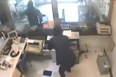 Ο πιο ηλίθιος ληστής που έχετε δει ποτέ...έπεσε σε αστυνομικούς που ήταν χειρότεροι απ αυτόν..Βίντεο..