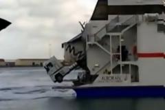 Η νταλίκα κρέμεται έξω από το φέρι μποτ..Βίντεο.