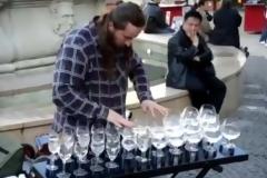 Παίζει μουσική με... ποτήρια! [video]