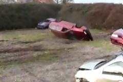 Καταστρέφοντας ένα παλιό Volvo [Video]