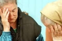 Λήστεψαν τρεις γριούλες σε δυο διαμερίσματα