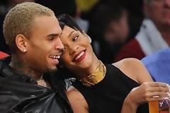 Μέσα στα μέλια η Rihanna με τον Chris Brown