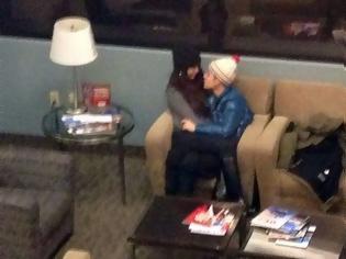 Φωτογραφία για Justin Bieber-Selena Gomez: Καυτά φιλιά στο αεροδρόμιο!