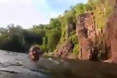 Κροκόδειλος επιτίθεται σε κολυμβητή! [video]