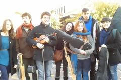 Μήνυμα προς τους Έλληνες του κόσμου και τους Έλληνες της Αμερικής από Ελληνοπούλες: Να είστε υπερήφανοι για εμάς. Να μην ντρέπεστε για την πατρίδα σας! [video]