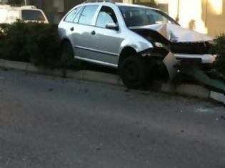 Φωτογραφία για Αγρίνιο: Αυτοκίνητο καρφώθηκε πάνω σε κολώνα - Δείτε φωτο