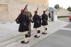 Συγκλονιστικό βίντεο!Δεκάδες νέοι ψάλλουν τα χριστουγεννιάτικα κάλαντα στους Εύζωνες στο Σύνταγμα!!!
