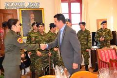 Κάλαντα από στρατιώτες του ΚΕΜΧ στον δήμαρχο Ναυπλιέων