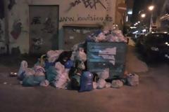 Πάτρα: Ακόμη δεν έχουν μαζέψει τα σκουπίδια δίπλα από την Επισκοπή!