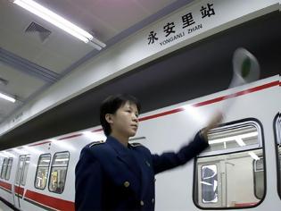 Φωτογραφία για Η Κίνα εγκαινίασε τη μεγαλύτερη σιδηροδρομική γραμμή για τρένα υψηλής ταχύτητας στον κόσμο,