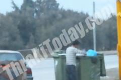 Ψάχνουν στα σκουπίδια για να επιβιώσουν
