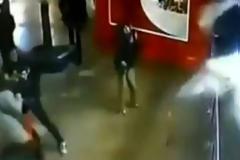 Σοκαριστικό Βίντεο: Ενυδρείο με καρχαρίες έπεσε πάνω σε ανθρώπους !