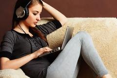 Επικίνδυνη η παρατεταμένη χρήση ακουστικών