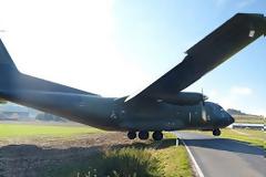 Προσγείωσε C-160 ανάμεσα στους θεατές!