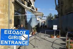 Επεισόδια και πάλι έξω από το κτίριο του «δήμου» Λευκωσίας