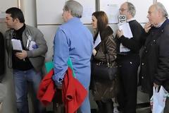 ΜΕΓΑΛΕΣ ΟΥΡΕΣ ΣΤΙΣ ΕΦΟΡΙΕΣ ΓΙΑ ΚΑΤΑΘΕΣΗ ΠΙΝΑΚΙΔΩΝ (VIDEO)