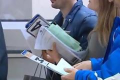 Στην ουρά για να καταθέσουν τις πινακίδες