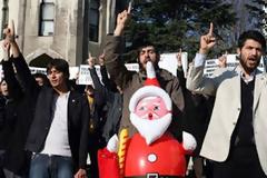 Toυρκία: Διαδήλωσαν εναντίον του Αϊ Βασίλη!