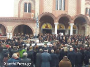 Φωτογραφία για Χιλιάδες κόσμου αποχαιρέτησαν την 34χρονη - Οργή και θρήνος στην κηδεία - ΒΙΝΤΕΟ