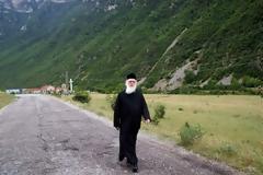 Εθνικιστές Αλβανίας προς Αρχιεπίσκοπο: 