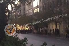 ΣΥΜΒΑΙΝΕΙ ΤΩΡΑ: Ομάδα νεαρών προσπαθούν να κρατήσουν σε απόσταση τα ΜΑΤ - Ένταση στη Πατησίων [photos]