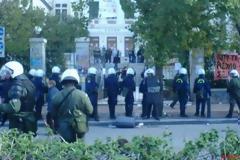 Μπούκαρε στην ΑΣΟΕ η Αστυνομία..16 προσαγωγές αλλοδαπών μικροπωλητών που νόμιζαν ότι ισχύει ακόμα το άσυλο και άρχισαν να πετάνε πέτρες στους αστυνομικούς..