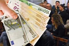 Πόσα χρήματα θα χάσετε το 2013 από τις νέες περικοπές στους μισθούς